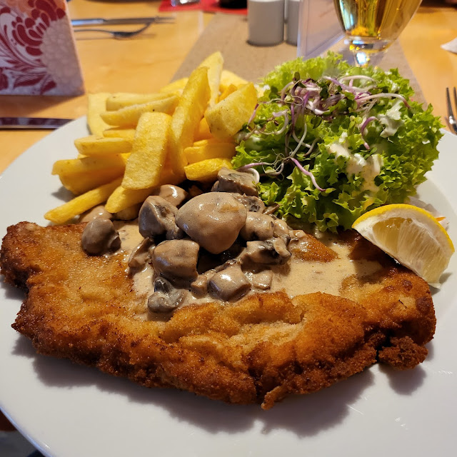 Schnitzel Mit Championssahnesauce