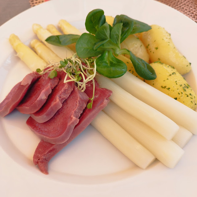 Zunge Mit Spargel Und Kartoffeln Als Sauce Gibt Es Sauce Hollandaise Oder Butter