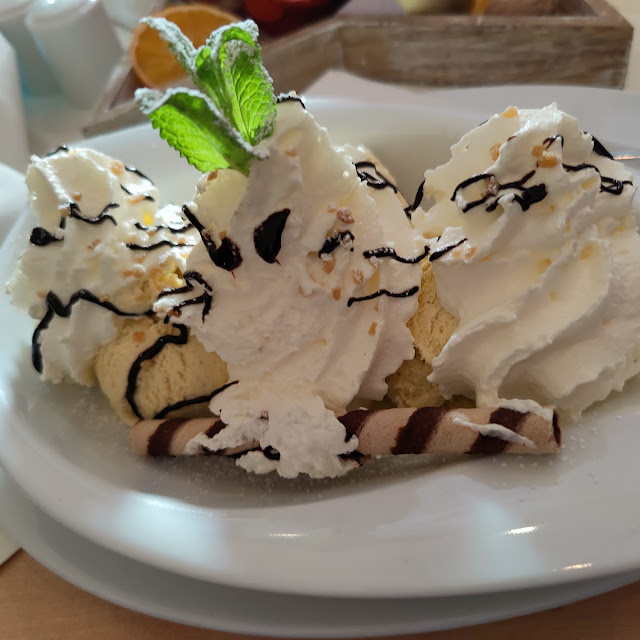 Eis Mit Heißen Kirschen Und Schokososse