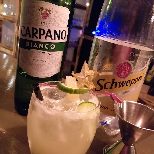 Vermouth Bianco Con Anana Y Pepino