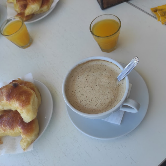 Café Con Leche Lágrima Y Medialunas