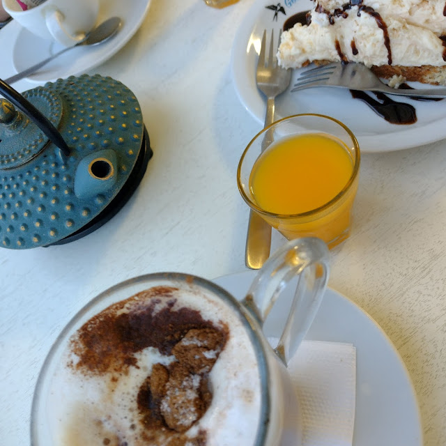 Café Con Leche Y Torta Selva Negra