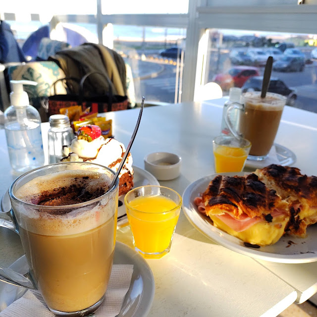 Cappuccino Y Croissant de Jamón Y Queso