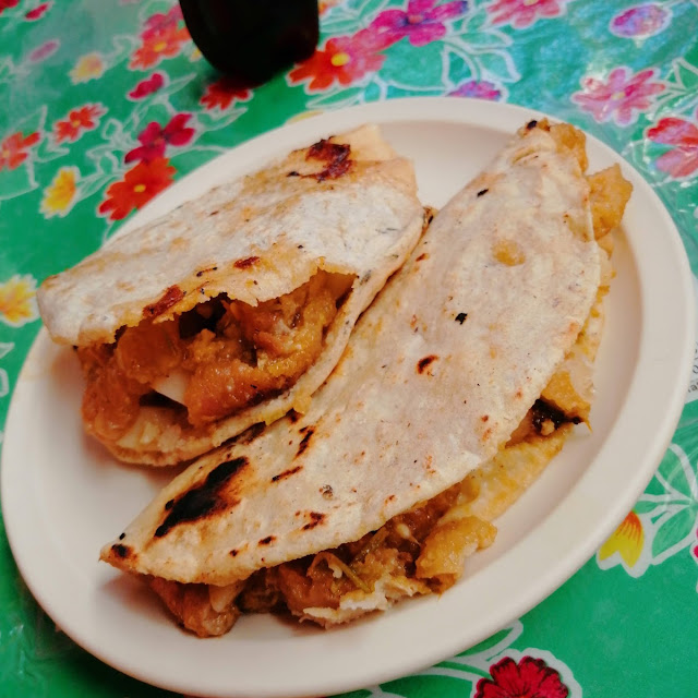Gordita de Chicharrón Rojo Y Taco de Chicharrón Verde