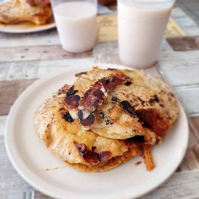 Gordita de Chicharrón Rojo Con Queso