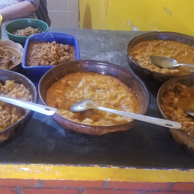 Sope de Chicharrón En Maíz Azul Y Gorditas de Maíz Amarillo