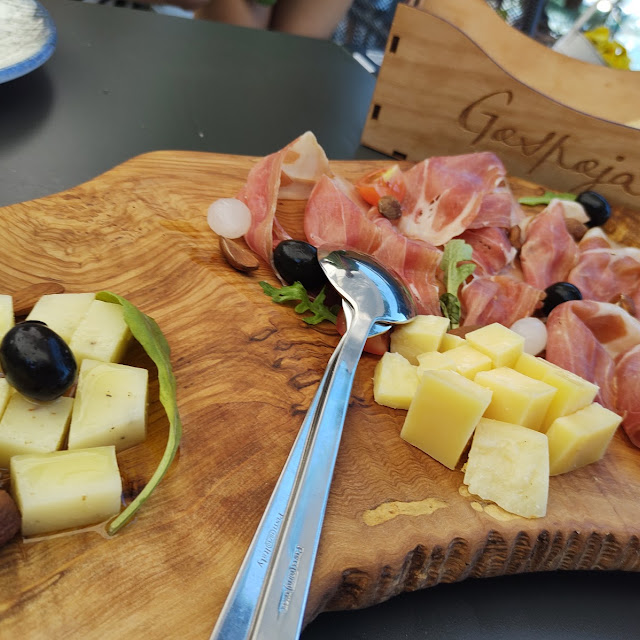 Dalmatinski Pršut I Domaći Sir