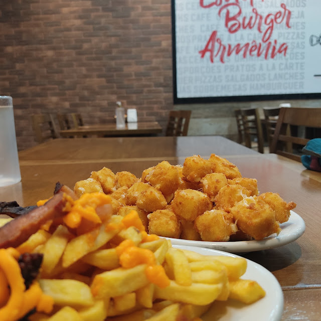 Porções Pequenas de Provolone Empanado E Batata Com Cheddar E Bacon