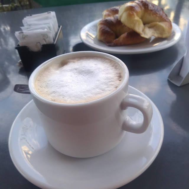 Desayuno Café Con Leche Y Medialunas