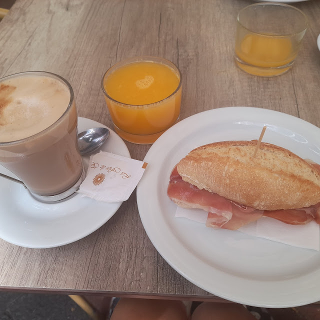 Bocadillo de Rucula Aguacate Queso Jamón Serrano Y Tomate Con Zumo de Naranja Y Café Con Leche
