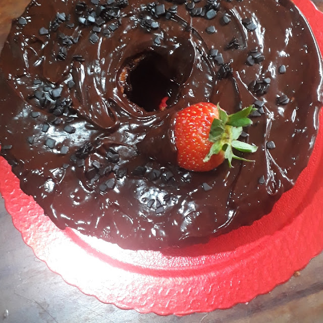 Bolo de Cenoura Sem Trigo Sem Leite E Sem Açúcar Coberto Com Chocolate Meio Amargo Callebaut