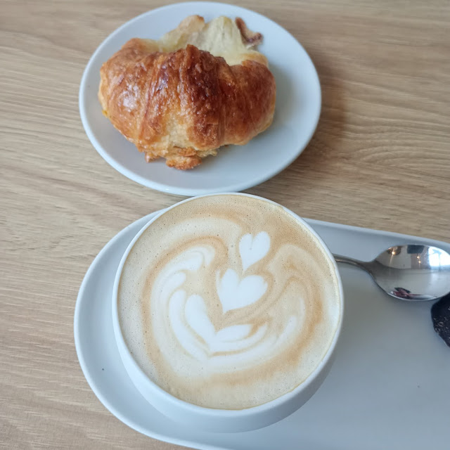 Latte Con Medialuna