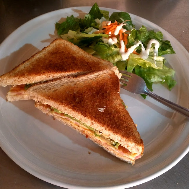 Sándwich Mixto Con Huevos Con Jamon