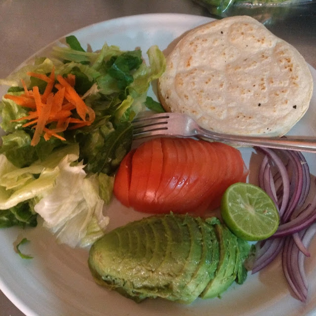 Quesadillas Y Ensalada Con Aguacate