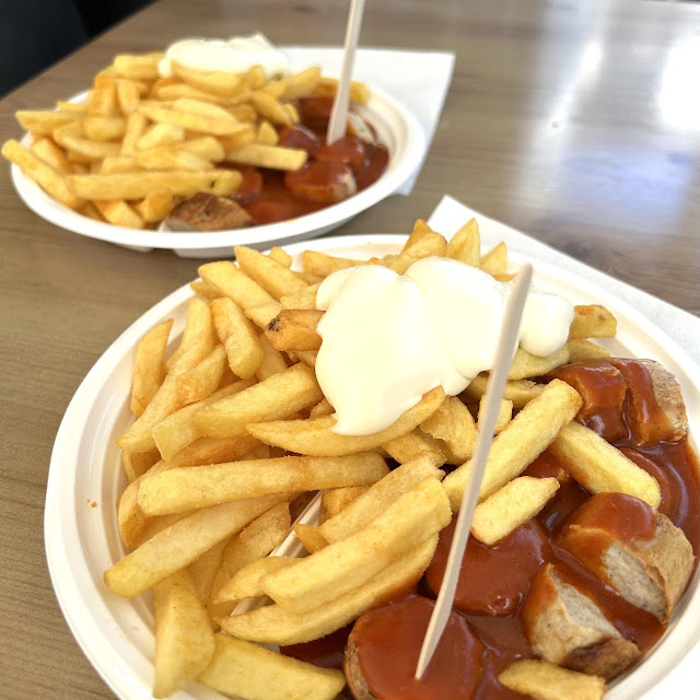 Currywurst Pommes Frikadelle
