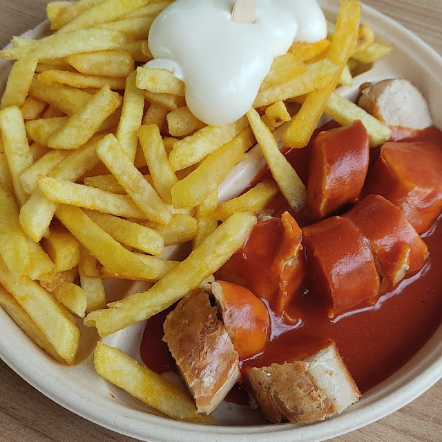 Currywurst Pommes Mayonaise