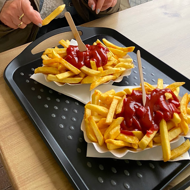 Pommes Mit Ketchup