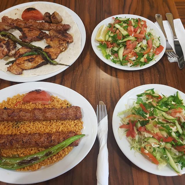 Hähnchenteller Mit Reis Und Salat