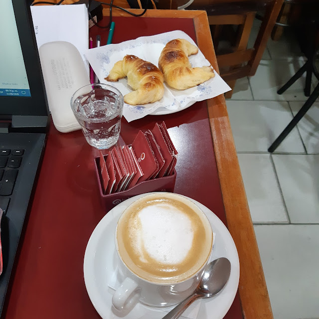 Café Con Leche Y Media Lunas