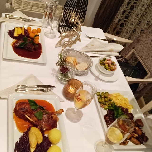 Halbe Ente Mit Rotkohl Apfelspalten Und Knödel