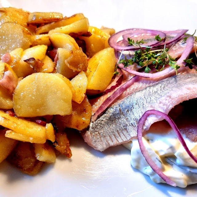 Matjes Mit Hausfrauensoße Und Bratkartoffeln