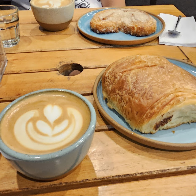 2 Capuchinos Pan de Chocolate Y Palmerita