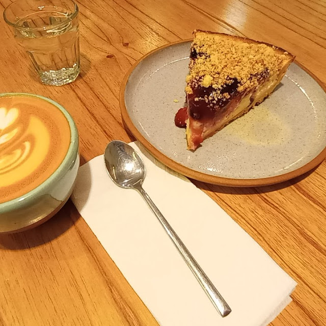 Café Cortado Y Torta de Ricota Con Frutos Rojos