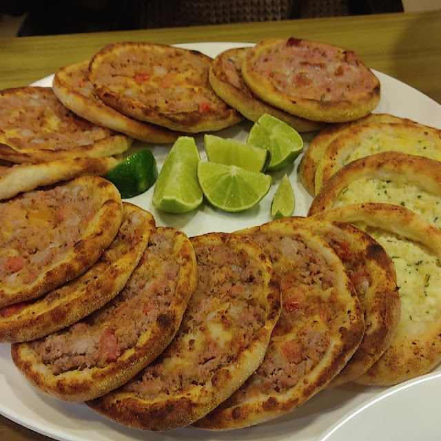 Esfirras de Carne E Calabresa