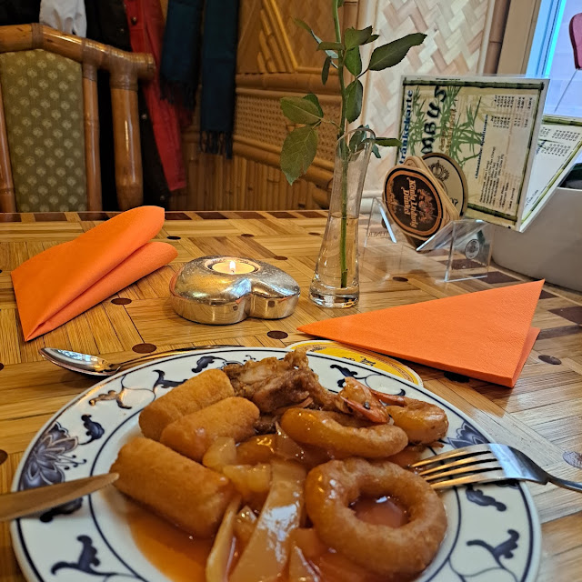 Vom Buffet Tintenfischrindgge Und Süßsaure Soße Kartoffelkroketten