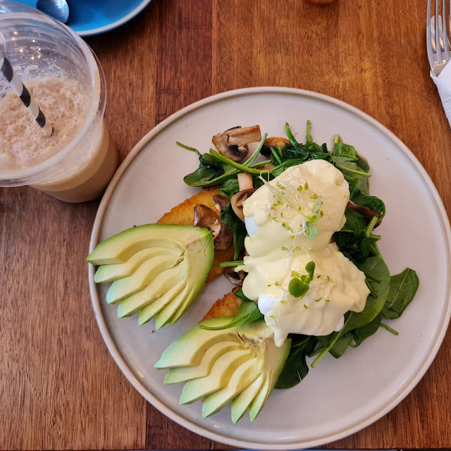 Smash Avocado w Poached Eggs