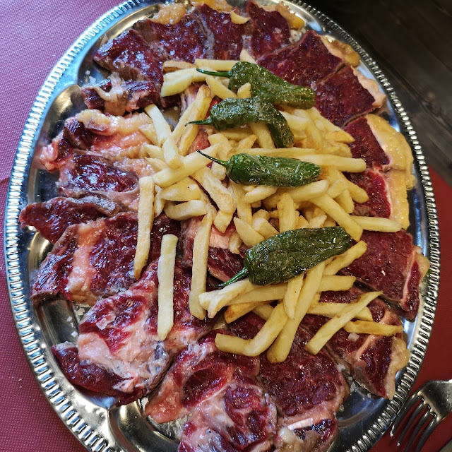 Chuletón de Ternera Con Pimientos Verdes