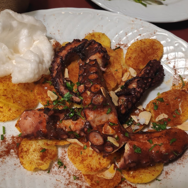 Pulpo A la Plancha Con Patatas Y Espuma de Alioli