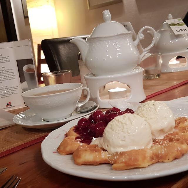 Waffel Mit Eis Und Heißen Kirschen
