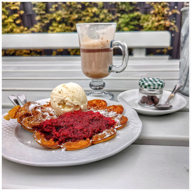 Waffel Mit Vanilleeis Und Heißen Himbeeren