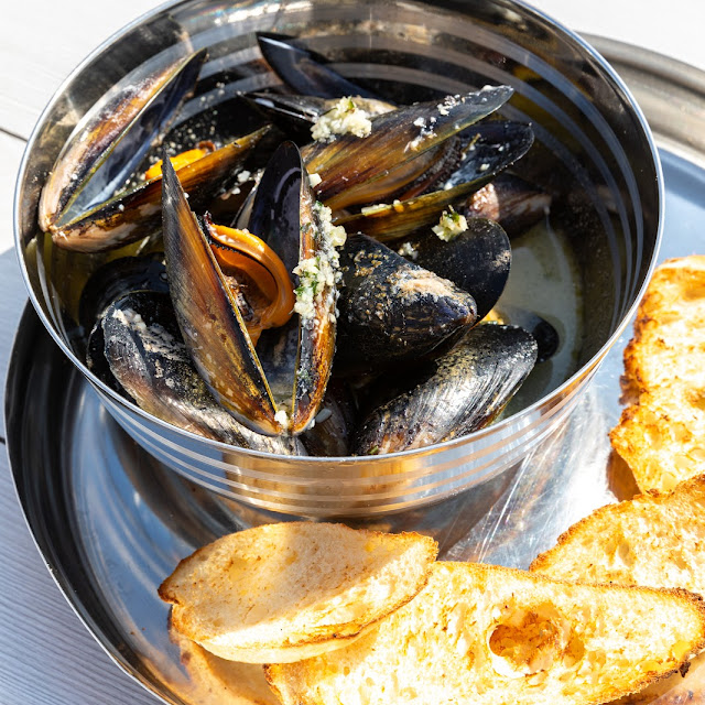 Mussels Your Way w Baguette