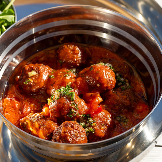 Saucy Meatballs w Rocket Salad
