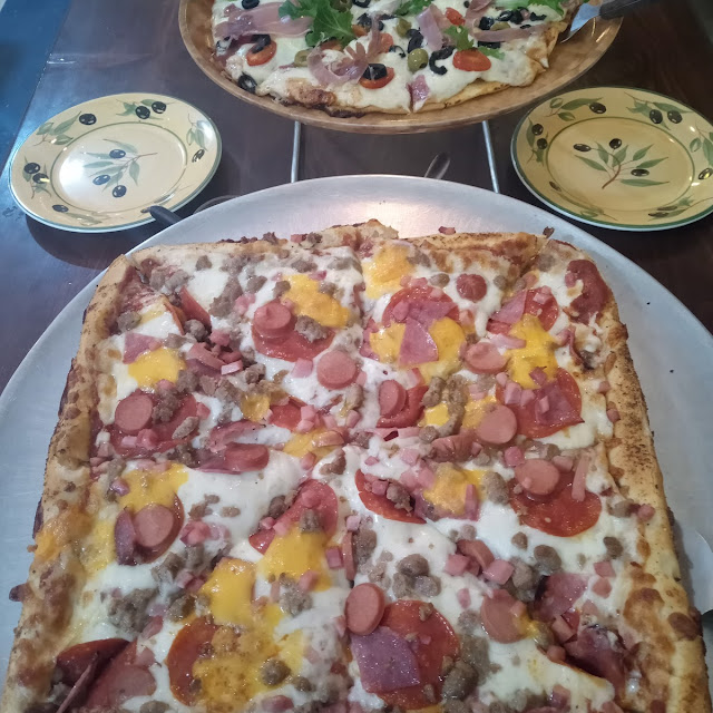 Pizza Prosciutto Y Pizza de Carnes Frías