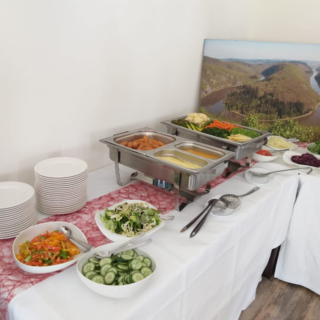Rollbraten Hähnchenbrust Kartoffelgratin Gemüseplatte Kroketten Salate Mit Soße