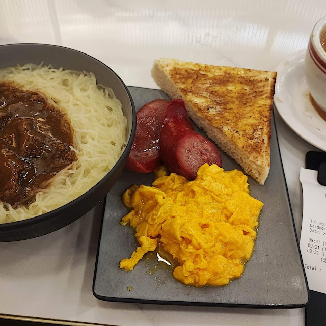 沙嗲牛肉米配紅腸炒蛋油多