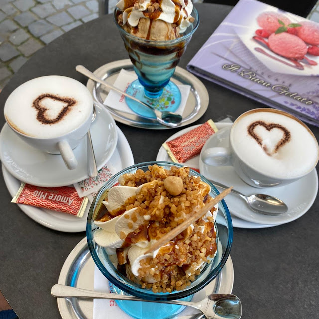 Karamellbecher Und Krokantbecher