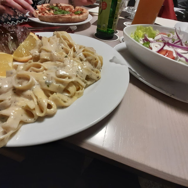 Scaloppina Gorgonzola Mit Tagliatelle In Pesto