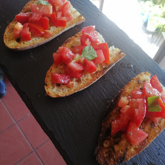Bruschette Pane Di Casa Croccante E Pomodoro Fresco