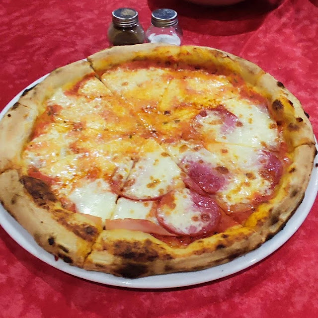 Pizza Margherita Und Schinken Salami