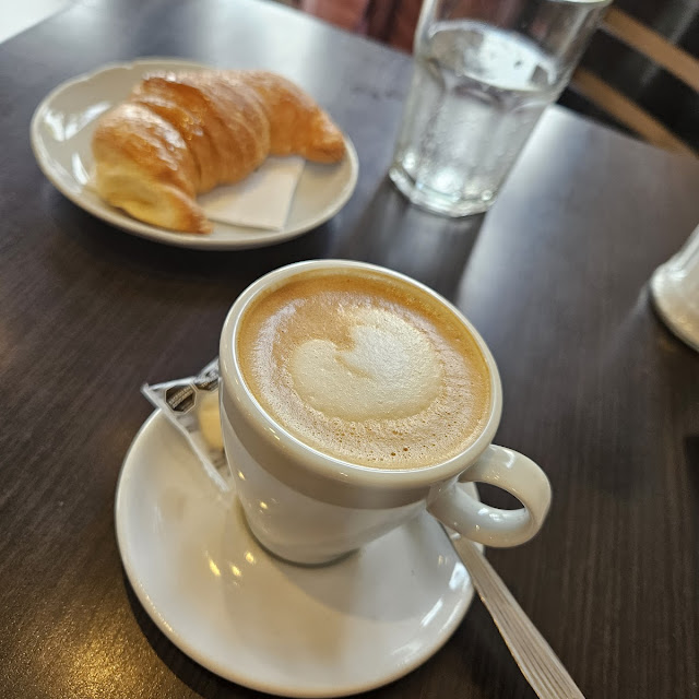 Exquisito Café Cortado Con Leche Con Medialuna Dulce