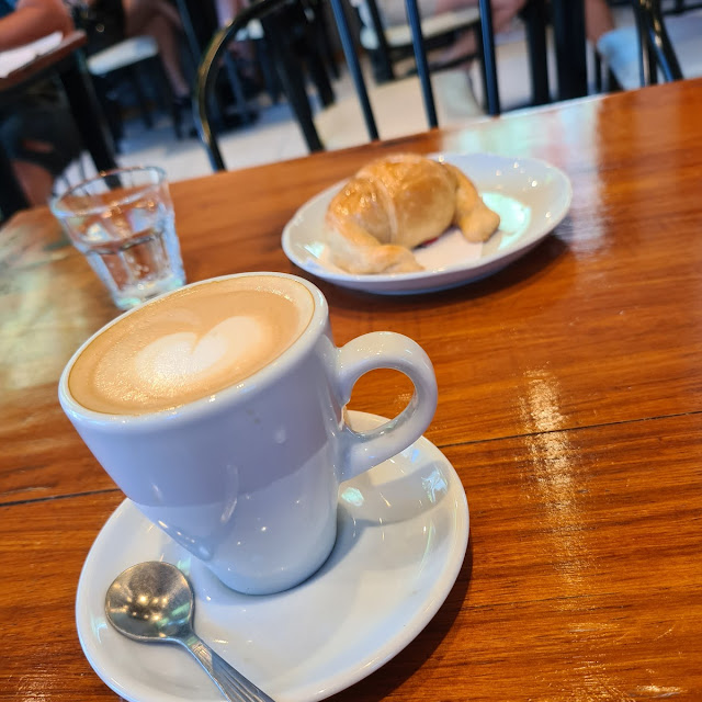 Cafe Cortado Con Leche Y Medialuna