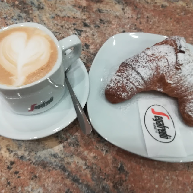 Cappuccino E Cornetto Italiano
