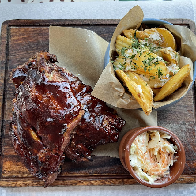 Coaste De Porc Marinate În Sos Bbq Cartofi Prăjiți