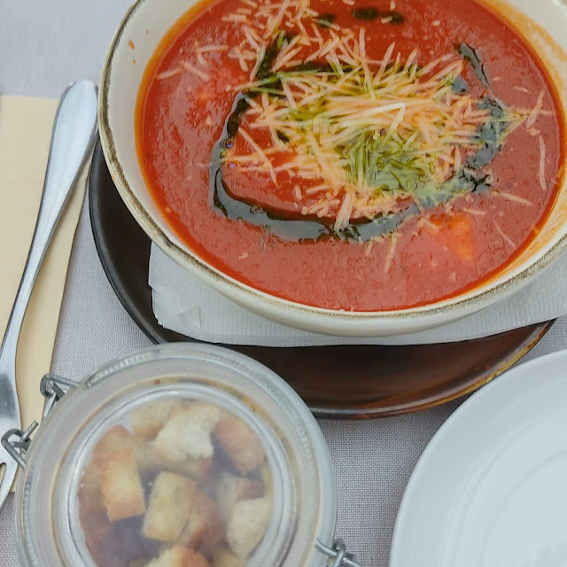 Supă Roșii Cu Mozzarella Și Crutoane Aromatizate Vineri