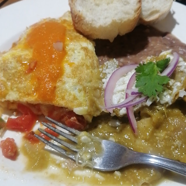 Omelette Relleno de Queso Y Salsa A la Mexicana