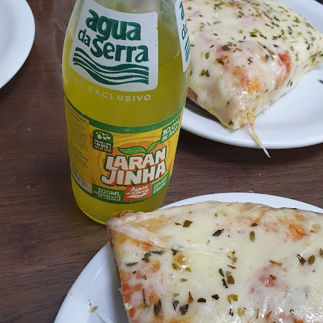 Fatia de Pizza E Refrigerante Laranjinha